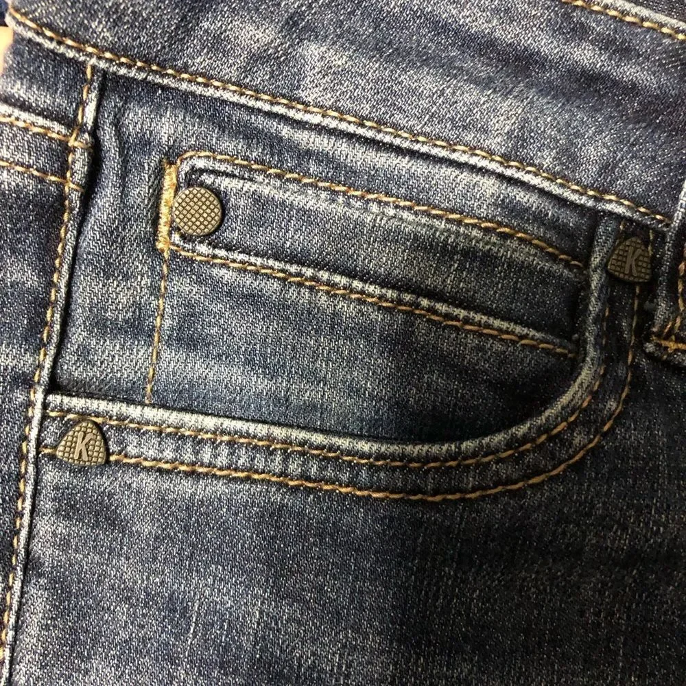 Kut from the Kloth‎ women's size 6 straight leg medium to dark wash